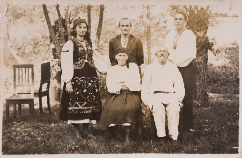 Михайло Зорій в оточенні родини Григорія Крука — невідомий