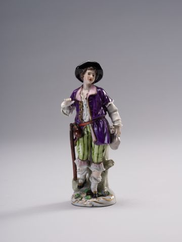 Young Man in a Hat Figurine 8