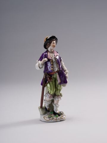 Young Man in a Hat Figurine 7