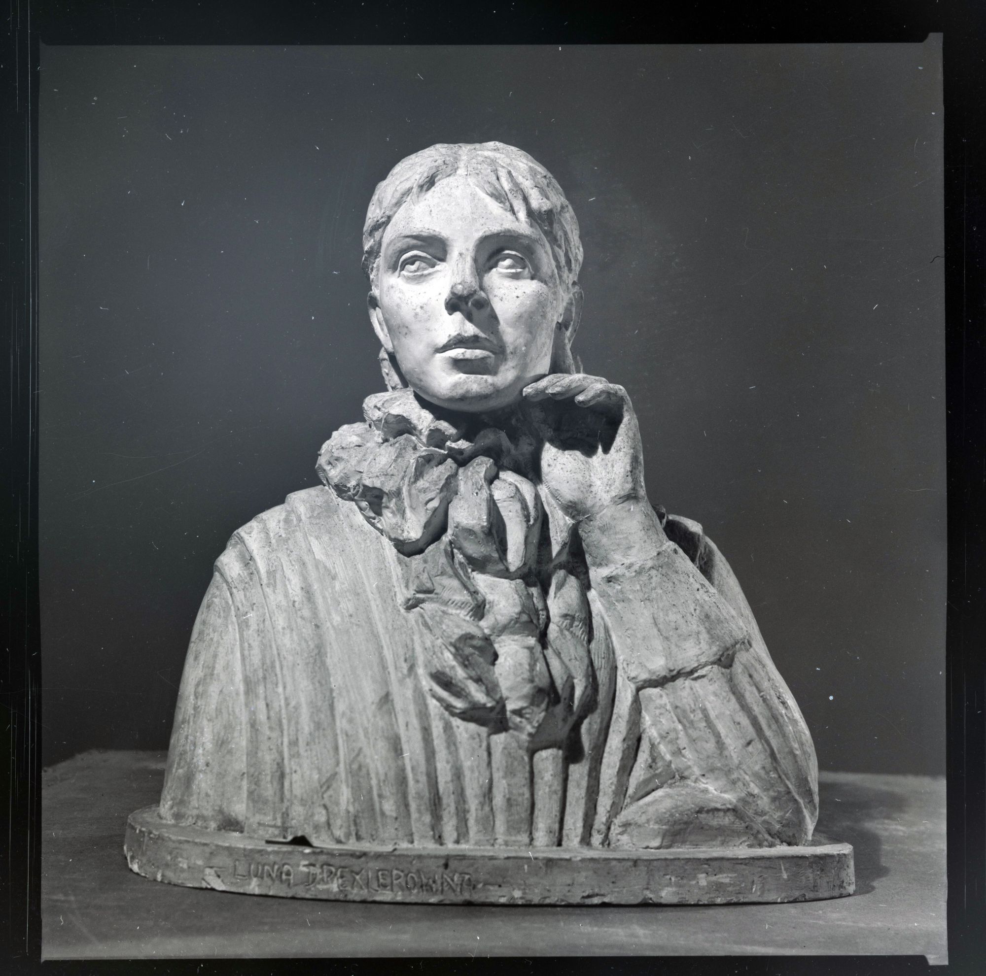 Bust of M. Konopnicka 4