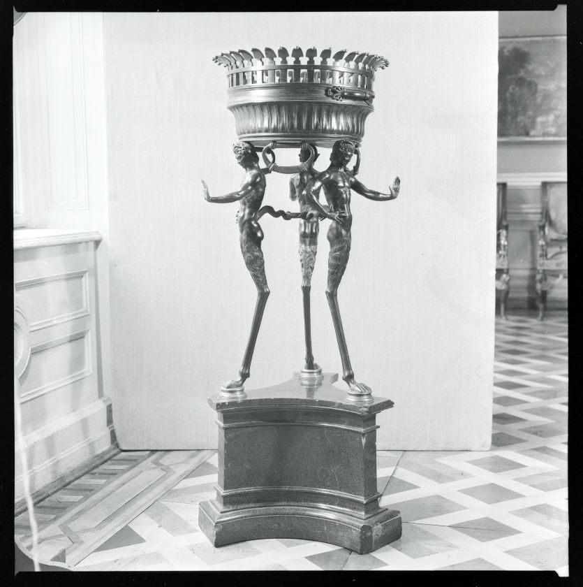 Жардиньєрка у вигляді вазона на триніжку з фавнами — невідомий