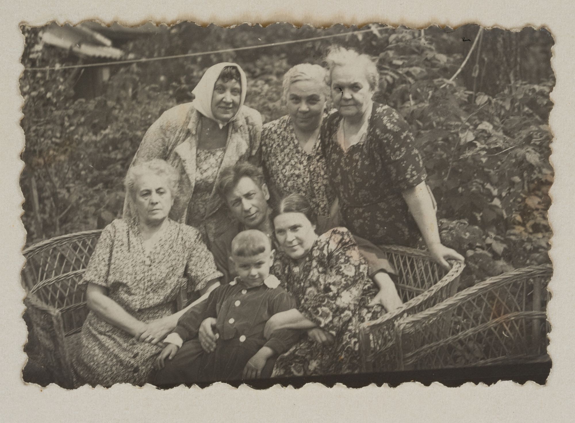 Груповий портрет з Антоніною Івановою та невстановленими особами