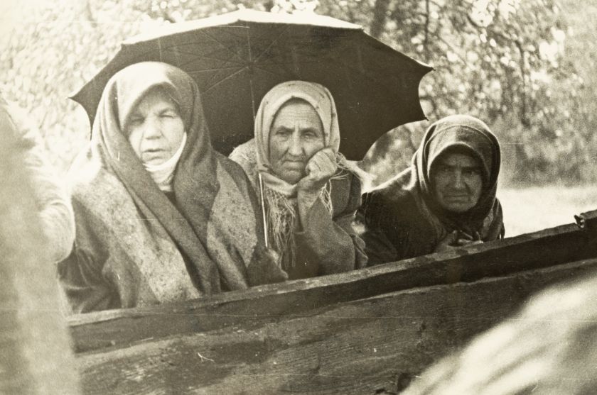 Три жінки під парасолею — невідомий