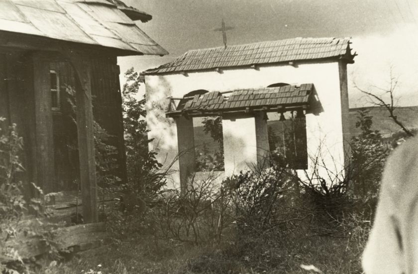 Дзвіниця та дерев’яна церква — невідомий