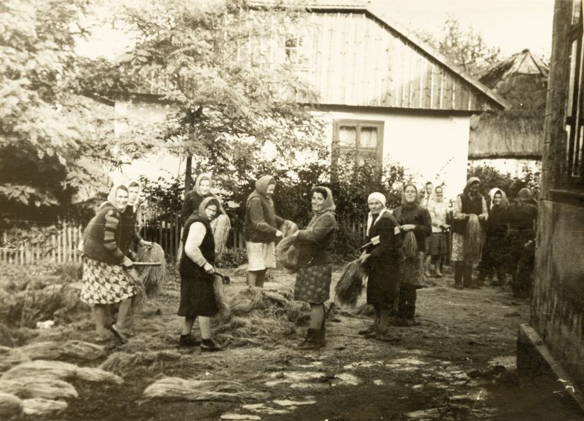 Жінки тіпають льон — невідомий