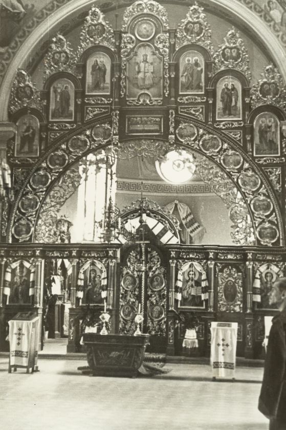 Інтер’єр кам’яної церкви з іконостасом — невідомий