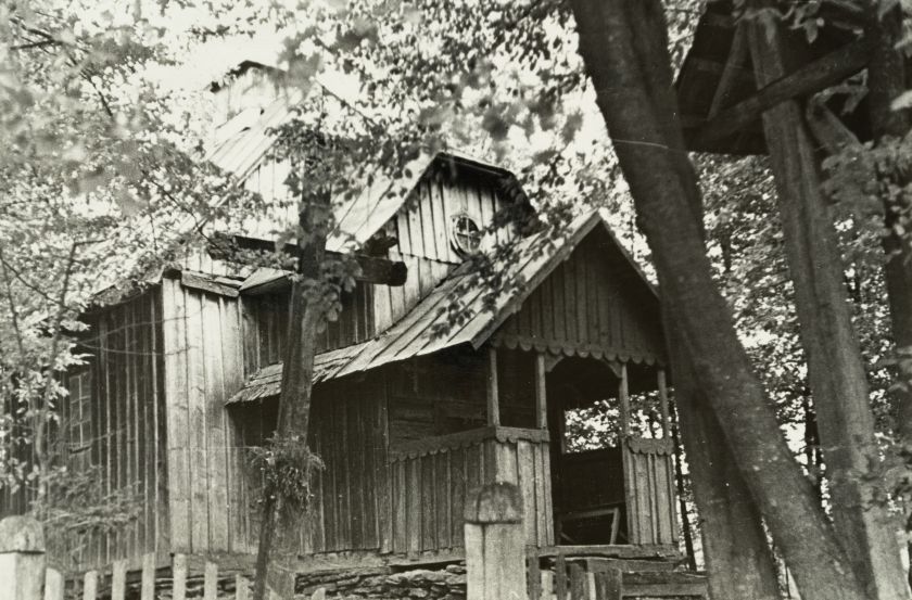 Дерев’яна церква (фрагмент фасаду) — невідомий