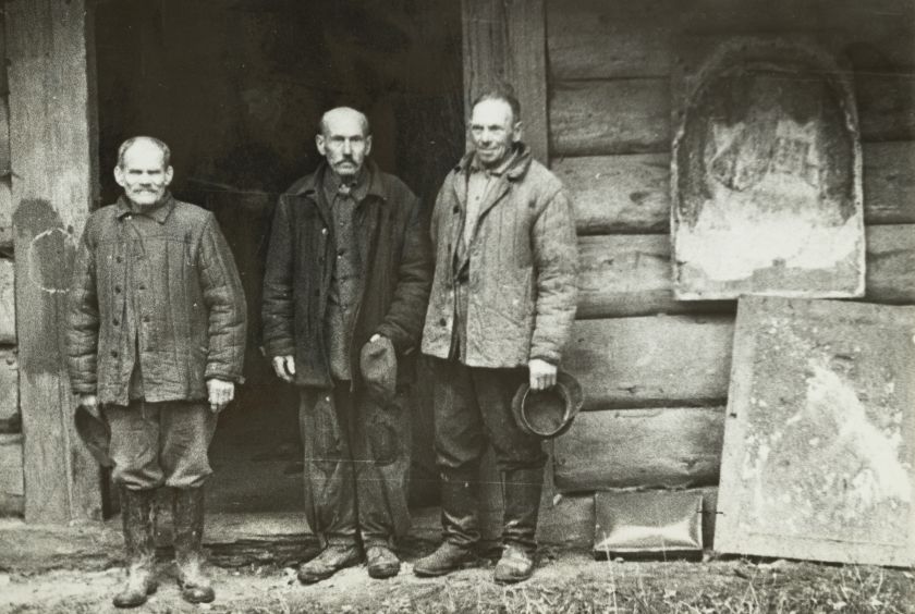 Літні чоловіки на тлі дерев’яної споруди — невідомий